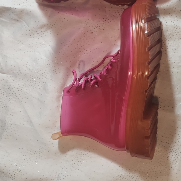 DONATING THIS WEEKEND IF NOT BOUGHT: Melissa boots size 7 for women - Picture 3 of 10